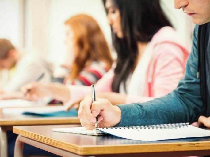 Notes are being sent to students via social media | coronavirus; सोशल मीडियाच्या माध्यमातून विद्यार्थ्यांना पाठविल्या जात आहेत नोट्स