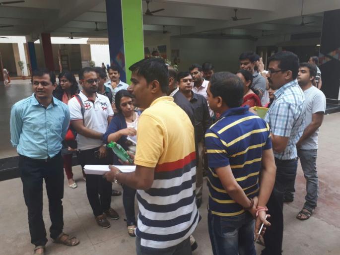 Parents against the fee hike of Global International School in Chinchwad | चिंचवडमधील ग्लोबल इंटरनॅशनल स्कूलच्या फी वाढीविरोधात पालकांचा घेराव Parents against the fee hike of Global International School in Chinchwad | चिंचवडमधील ग्लोबल इंटरनॅशनल स्कूलच्या फी वाढीविरोधात पालकांचा घेराव