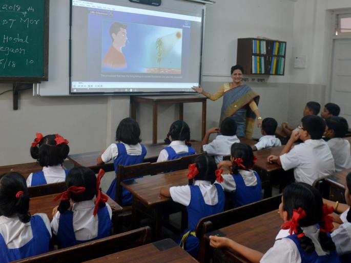 Digital light to school from the students of the former students | माजी विद्यार्थ्यांच्या दातृत्वातून शाळेला डिजिटल झळाळी Digital light to school from the students of the former students | माजी विद्यार्थ्यांच्या दातृत्वातून शाळेला डिजिटल झळाळी