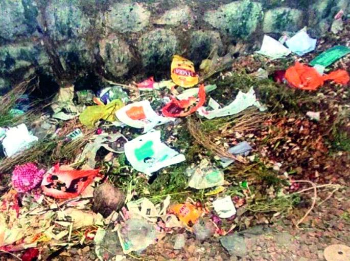 Anganwadi nutrition food eaters' home! The children deprived of dietary nutrition | अंगणवाडीतील पोषण आहार सेविकांच्या घरी! बालके पोषण आहारापासून वंचित Anganwadi nutrition food eaters' home! The children deprived of dietary nutrition | अंगणवाडीतील पोषण आहार सेविकांच्या घरी! बालके पोषण आहारापासून वंचित