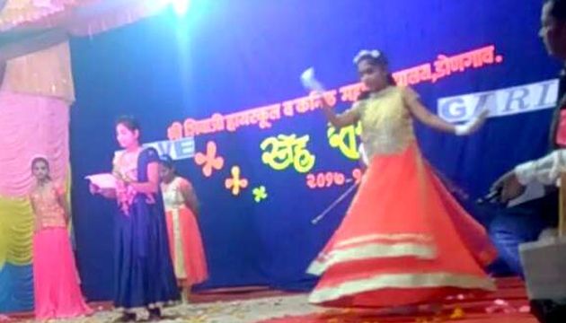 Students give message of save trees and daughter's | विद्यार्थिंनींनी दिला बेटी बचाव व झाडे वाचवाचा संदेश Students give message of save trees and daughter's | विद्यार्थिंनींनी दिला बेटी बचाव व झाडे वाचवाचा संदेश