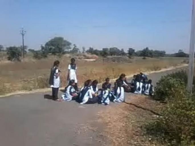 Students' tricks to get knowledge lessons, sit on the highway and wait for the bus: Results on learning through irregular feasts | ज्ञानाचे धडे गिरवण्यासाठी विद्यार्थिनींची धडपड, महामार्गावर बसून बसची प्रतिक्षा: अनियमित फे-यांमुळे शिक्षणावर परिणाम Students' tricks to get knowledge lessons, sit on the highway and wait for the bus: Results on learning through irregular feasts | ज्ञानाचे धडे गिरवण्यासाठी विद्यार्थिनींची धडपड, महामार्गावर बसून बसची प्रतिक्षा: अनियमित फे-यांमुळे शिक्षणावर परिणाम