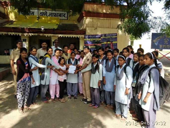 In jalana women bus conductor uses bad words for school girls | जालन्यात महिला वाहकाची बसमध्ये विद्यार्थिनींना अश्लील शिवीगाळ