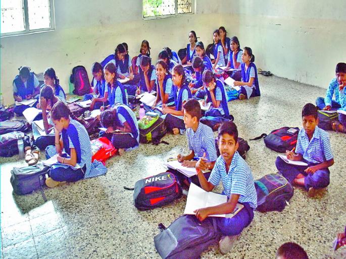 Lessons of learn to students in problematic school | गळक्या छताखाली विद्यार्थी गिरवतात शिक्षणाचे धडे