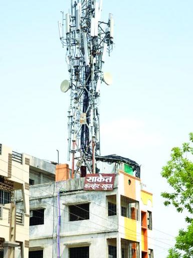 Mobile towers built on school building in Nagpur | नागपुरात शाळेवर उभारले मोबाईल टॉवर Mobile towers built on school building in Nagpur | नागपुरात शाळेवर उभारले मोबाईल टॉवर