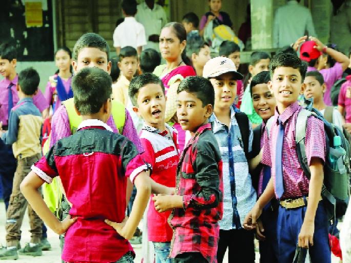 School premises due to sparks flutter | चिमुकल्यांमुळे शाळा परिसर गजबजला School premises due to sparks flutter | चिमुकल्यांमुळे शाळा परिसर गजबजला