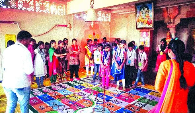 'Dhamal school' filled with drought-hit villages: Water Foundation's initiative | दुष्काळी गावात भरली ‘धमाल शाळा’ : पाणी फाउंडेशनचा उपक्रम 'Dhamal school' filled with drought-hit villages: Water Foundation's initiative | दुष्काळी गावात भरली ‘धमाल शाळा’ : पाणी फाउंडेशनचा उपक्रम