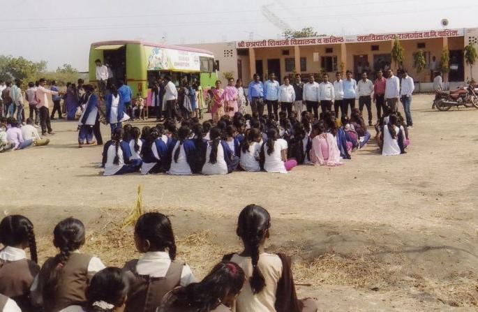 Students benefit from the ongoing science exhibition at Rajgaon | राजगाव येथे विद्यार्थ्यांनी घेतला चलायमान विज्ञान प्रदर्शनीचा लाभ Students benefit from the ongoing science exhibition at Rajgaon | राजगाव येथे विद्यार्थ्यांनी घेतला चलायमान विज्ञान प्रदर्शनीचा लाभ