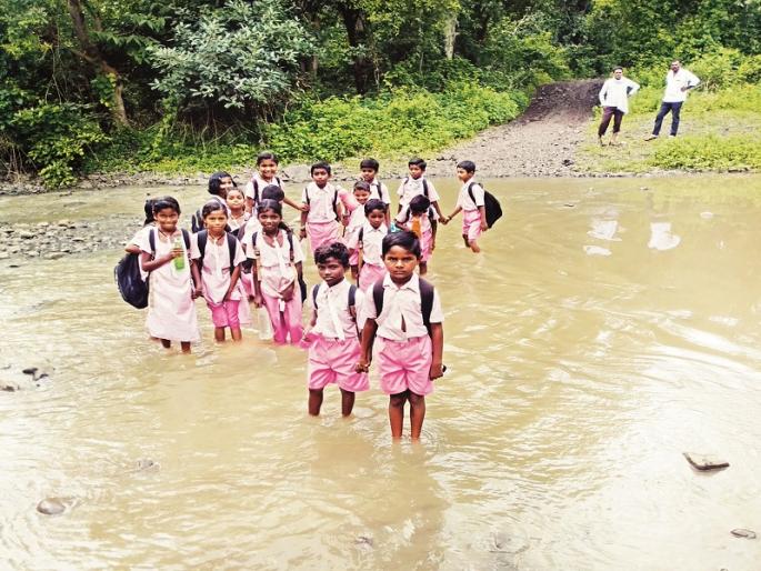 There is no road from freedom; The road to Palswadi Tanda in Nanded district is awkward | स्वातंत्र्यापासून रस्ताच नाही; नांदेड जिल्ह्यातील पळसवाडी तांड्याची वाट बिकट
