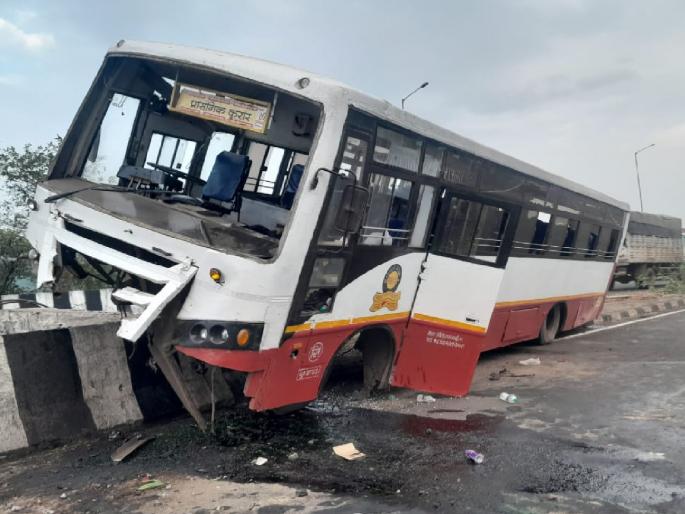 Accident of ST bus carrying student trip on Mumbai Goa highway at Nandgaon Otav Phata | Sindhudurg: शाळेची सहल घेऊन येणाऱ्या एसटी बसचा अपघात, सुदैवाने दुर्घटना टळली Accident of ST bus carrying student trip on Mumbai Goa highway at Nandgaon Otav Phata | Sindhudurg: शाळेची सहल घेऊन येणाऱ्या एसटी बसचा अपघात, सुदैवाने दुर्घटना टळली