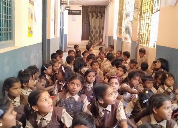 After the agitation, the teacher appointed on the school | विद्यार्थ्यांनी आंदोलन करताच शाळेवर केली शिक्षकाची नियुक्ती After the agitation, the teacher appointed on the school | विद्यार्थ्यांनी आंदोलन करताच शाळेवर केली शिक्षकाची नियुक्ती