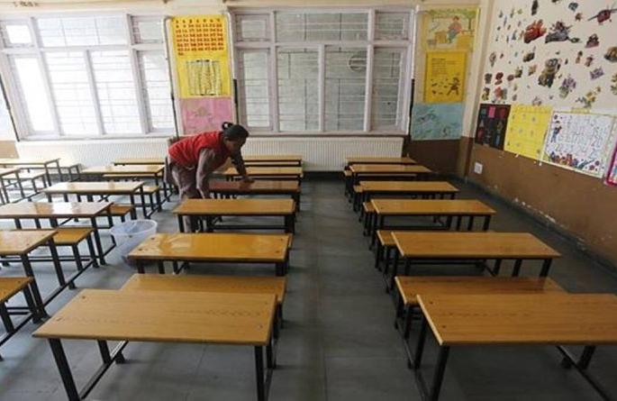 Send children to school from August 17? Parents in confusion! | १७ ऑगस्टपासून मुलांना शाळेत पाठवायचे का? पालक संभ्रमात! Send children to school from August 17? Parents in confusion! | १७ ऑगस्टपासून मुलांना शाळेत पाठवायचे का? पालक संभ्रमात!