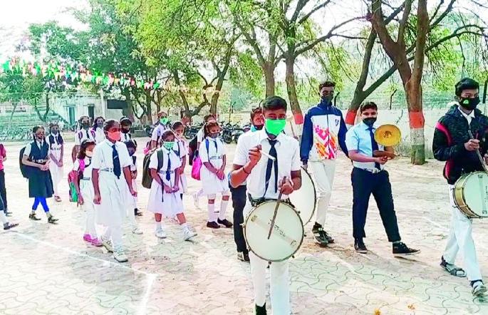 School begins: 33916 attendees on the first day | ढोल-ताशांच्या गजरात झाला शाळा प्रवेश : पहिल्याच दिवशी ३३९१६ उपस्थित School begins: 33916 attendees on the first day | ढोल-ताशांच्या गजरात झाला शाळा प्रवेश : पहिल्याच दिवशी ३३९१६ उपस्थित