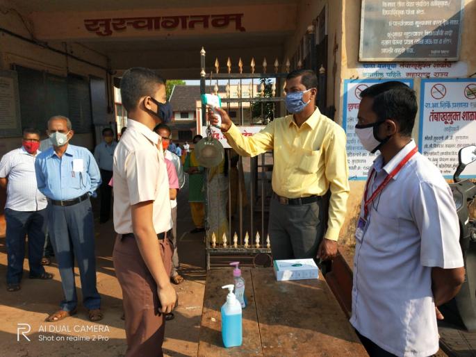 The school bell rang, the attendance of the students decreased | शाळेची घंटा वाजली, विद्यार्थ्यांची उपस्थिती घटली The school bell rang, the attendance of the students decreased | शाळेची घंटा वाजली, विद्यार्थ्यांची उपस्थिती घटली