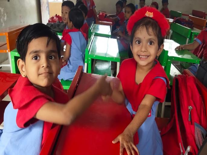 School efforts to make students feel welcome, attractive gifts with welcome decorations | विद्यार्थ्यांना आपलेसे करण्यासाठी शाळांचे शर्तीचे प्रयत्न!, स्वागतासाठी सजावटींसह आकर्षक भेटवस्तू School efforts to make students feel welcome, attractive gifts with welcome decorations | विद्यार्थ्यांना आपलेसे करण्यासाठी शाळांचे शर्तीचे प्रयत्न!, स्वागतासाठी सजावटींसह आकर्षक भेटवस्तू