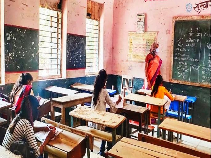 'Yes sir' of 22% students on first day; 406 schools started in rural Aurangabad | पहिल्या दिवशी २२ % विद्यार्थ्यांचे 'येस सर'; औरंगाबाद ग्रामीणमध्ये 406 शाळा सुरू 'Yes sir' of 22% students on first day; 406 schools started in rural Aurangabad | पहिल्या दिवशी २२ % विद्यार्थ्यांचे 'येस सर'; औरंगाबाद ग्रामीणमध्ये 406 शाळा सुरू