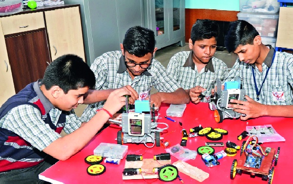 Kolhapur pediatricians need help to get to London | दीड वर्षे प्रयत्न करीत होते; कोल्हापूरच्या बालवैज्ञानिकांना लंडनला जाण्यासाठी हवीय मदत Kolhapur pediatricians need help to get to London | दीड वर्षे प्रयत्न करीत होते; कोल्हापूरच्या बालवैज्ञानिकांना लंडनला जाण्यासाठी हवीय मदत