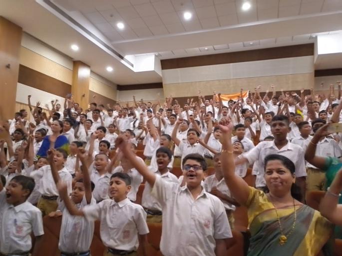 pune school student experience chandrayan 3 live | मून चले हम...! हाती तिरंगा घेऊन 'भारत माता की जय' नारा देत विद्यार्थ्यांचा जल्लोष pune school student experience chandrayan 3 live | मून चले हम...! हाती तिरंगा घेऊन 'भारत माता की जय' नारा देत विद्यार्थ्यांचा जल्लोष