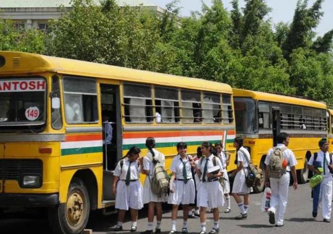 Shocking! 50% school buses in Nagpur 'unfit' | धक्कादायक! नागपुरातील ५० टक्के स्कूल बस ‘अनफिट’ Shocking! 50% school buses in Nagpur 'unfit' | धक्कादायक! नागपुरातील ५० टक्के स्कूल बस ‘अनफिट’