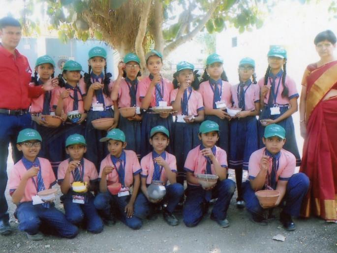 students put water pots on tree for birds | पक्ष्यांसाठी चिमुकल्यांची धडपड; झाडांवर लावले जलपात्र  students put water pots on tree for birds | पक्ष्यांसाठी चिमुकल्यांची धडपड; झाडांवर लावले जलपात्र