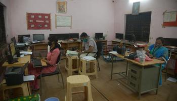 Confusion over the presence of teachers in Nagpur | नागपुरात शिक्षकांच्या उपस्थितीवरून गोंधळ Confusion over the presence of teachers in Nagpur | नागपुरात शिक्षकांच्या उपस्थितीवरून गोंधळ