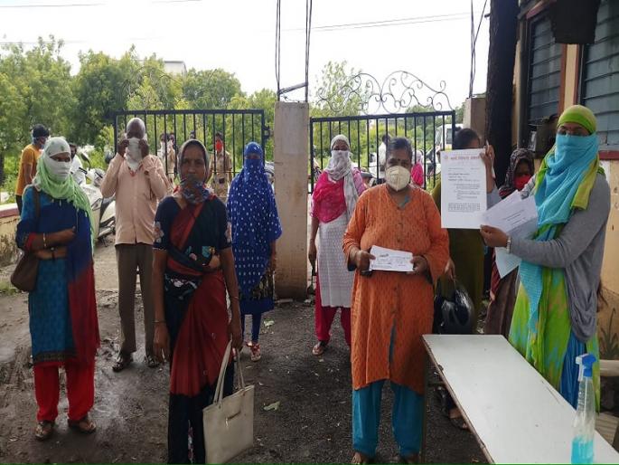 Decline in student numbers; The school fired 32 teachers and staff | विद्यार्थीसंख्येत झाली घट; शाळेने ३२ शिक्षक व कर्मचाऱ्यांना कामावरून काढले Decline in student numbers; The school fired 32 teachers and staff | विद्यार्थीसंख्येत झाली घट; शाळेने ३२ शिक्षक व कर्मचाऱ्यांना कामावरून काढले