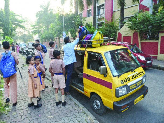 Traffic in school vans is unsafe | स्कूलव्हॅनमधील वाहतूक असुरक्षित, व्हॅनचालकांकडून नियमांची पायमल्ली Traffic in school vans is unsafe | स्कूलव्हॅनमधील वाहतूक असुरक्षित, व्हॅनचालकांकडून नियमांची पायमल्ली