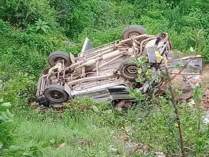 Nine children killed, eight injured in school bus crash | स्कूल व्हॅन दरीत कोसळून नऊ लहानग्यांचा मृत्यू, आठ जखमी Nine children killed, eight injured in school bus crash | स्कूल व्हॅन दरीत कोसळून नऊ लहानग्यांचा मृत्यू, आठ जखमी