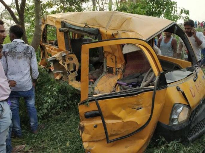 kushinagar school van accident with train 13 children died | इअरफोननं केला घात, गाणी ऐकत गाडी चालवणं 13 निष्पाप मुलांच्या जिवावर बेतलं ! kushinagar school van accident with train 13 children died | इअरफोननं केला घात, गाणी ऐकत गाडी चालवणं 13 निष्पाप मुलांच्या जिवावर बेतलं !