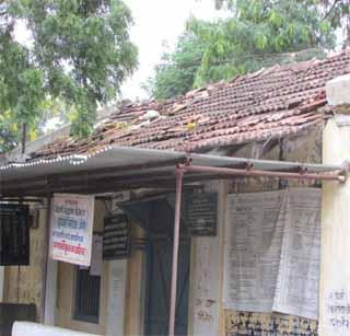 Waiting for repairs to the government buildings in Washim district | वाशिम जिल्ह्यातील पडक्या शासकीय इमारतींना दुरुस्तीची प्रतिक्षा Waiting for repairs to the government buildings in Washim district | वाशिम जिल्ह्यातील पडक्या शासकीय इमारतींना दुरुस्तीची प्रतिक्षा