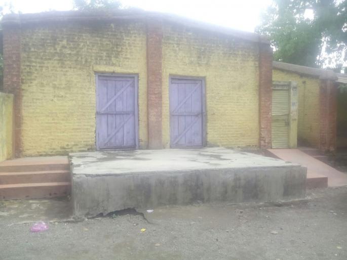 headmaster close the school at noon | गटशिक्षणाधिकाऱ्यांचे निर्देश डावलून दुपारीच दिली शाळेला सुटी! headmaster close the school at noon | गटशिक्षणाधिकाऱ्यांचे निर्देश डावलून दुपारीच दिली शाळेला सुटी!