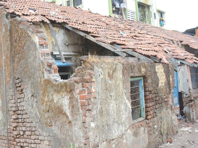 Students are among the poor students ... | पडक्या खोल्यांमध्ये विद्यार्थ्यांचे अबकड... Students are among the poor students ... | पडक्या खोल्यांमध्ये विद्यार्थ्यांचे अबकड...