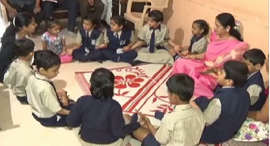 ... and the school filled with a lot of fun for the students of MTE Society: Handsome laughs at the faces of cardiovascular students | ...अन् तिच्या आनंदासाठी घरात भरली शाळा एमटीई सोसायटीचा अनोखा उपक्रम : हृदयशस्त्रक्रिया झालेल्या विद्यार्थिनींच्या चेहऱ्यावर फुलले हास्य  ... and the school filled with a lot of fun for the students of MTE Society: Handsome laughs at the faces of cardiovascular students | ...अन् तिच्या आनंदासाठी घरात भरली शाळा एमटीई सोसायटीचा अनोखा उपक्रम : हृदयशस्त्रक्रिया झालेल्या विद्यार्थिनींच्या चेहऱ्यावर फुलले हास्य