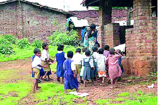 Now! Thousands of students absent in school across the state for months | अबब! राज्यभरात ४४ हजार विद्यार्थ्यांनी महिनाभरापासून मारली शाळेला दांडी