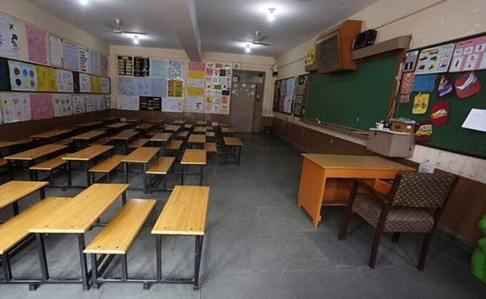 The school demanded fees, a 10th standard student committed suicide in indore | शाळेनं फीचा तगादा लावला, 10 वीच्या विद्यार्थ्याने केली आत्महत्या The school demanded fees, a 10th standard student committed suicide in indore | शाळेनं फीचा तगादा लावला, 10 वीच्या विद्यार्थ्याने केली आत्महत्या