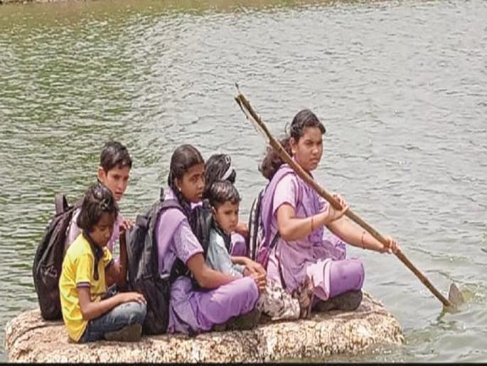 student risking their life for getting education, officials have no answer | अधिकाऱ्यांच्या नुसत्याच येरझाऱ्या; विद्यार्थ्यांच्या जीव धोक्यात घालून शिक्षणासाठी फेऱ्या student risking their life for getting education, officials have no answer | अधिकाऱ्यांच्या नुसत्याच येरझाऱ्या; विद्यार्थ्यांच्या जीव धोक्यात घालून शिक्षणासाठी फेऱ्या