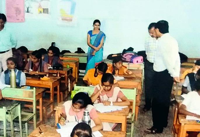 296 students gave the science platform entrance exam | २९६ विद्यार्थ्यांनी दिली विज्ञान मंच प्रवेशपूर्व परीक्षा 296 students gave the science platform entrance exam | २९६ विद्यार्थ्यांनी दिली विज्ञान मंच प्रवेशपूर्व परीक्षा