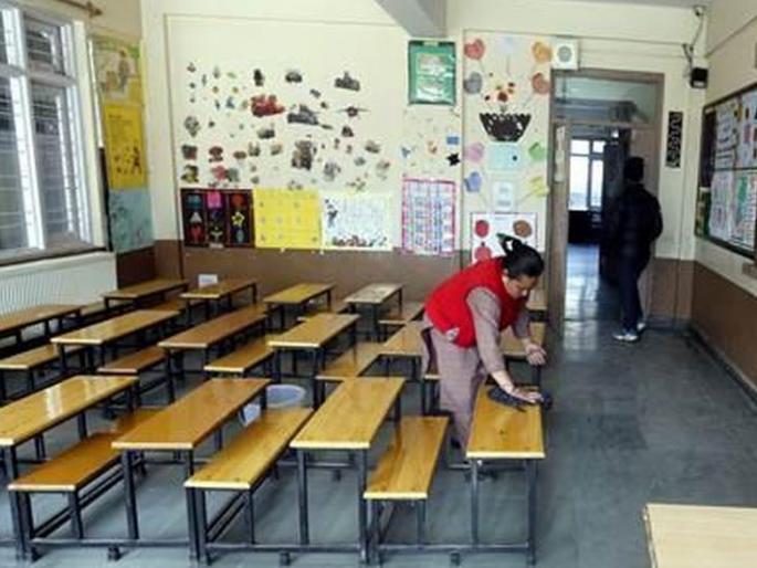 Decision of schools; Hands on the ears of the education department! | शाळांचा निर्णय; शिक्षण विभागाचे कानावर हात! Decision of schools; Hands on the ears of the education department! | शाळांचा निर्णय; शिक्षण विभागाचे कानावर हात!