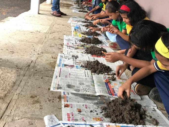 Seven thousand 'Sid Ball' made by the hands of school students | शालेय विद्यार्थ्यांनी तयार केले सात हजार ‘सिड बॉल’ Seven thousand 'Sid Ball' made by the hands of school students | शालेय विद्यार्थ्यांनी तयार केले सात हजार ‘सिड बॉल’