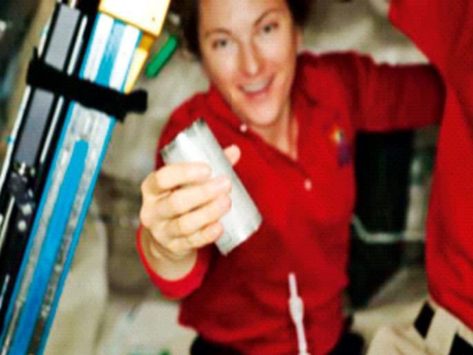 Pure water obtained from the urine and sweat of astronauts | अंतराळवीरांच्या लघवी, घामातून मिळवले शुद्ध पाणी Pure water obtained from the urine and sweat of astronauts | अंतराळवीरांच्या लघवी, घामातून मिळवले शुद्ध पाणी