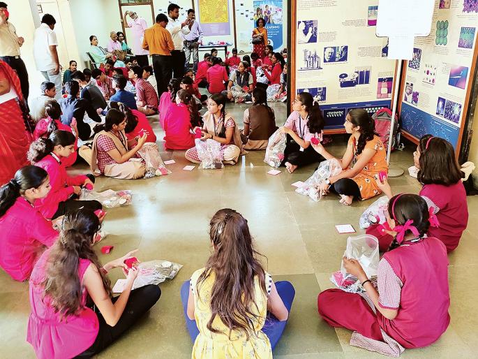 Robots, alarms and vacuum cleaners created by students | विद्यार्थ्यांनी बनविले रोबोट, अलार्म आणि व्हॅक्यूम क्लिनर Robots, alarms and vacuum cleaners created by students | विद्यार्थ्यांनी बनविले रोबोट, अलार्म आणि व्हॅक्यूम क्लिनर