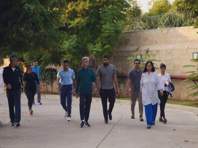 Jaishankar takes a morning walk at Indian High Commission in Pakistan | एस. जयशंकर पाकिस्तानमध्ये मॉर्निंग वॉक करताना... सोशल मीडियावर फोटो शेअर करत म्हणाले... Jaishankar takes a morning walk at Indian High Commission in Pakistan | एस. जयशंकर पाकिस्तानमध्ये मॉर्निंग वॉक करताना... सोशल मीडियावर फोटो शेअर करत म्हणाले...