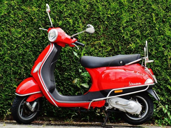 It is important to set up an iron car for scooter protection | स्कूटरच्या सुरक्षेसाठी लोखंडी गार्ड लावून घेणे महत्वाचेच It is important to set up an iron car for scooter protection | स्कूटरच्या सुरक्षेसाठी लोखंडी गार्ड लावून घेणे महत्वाचेच