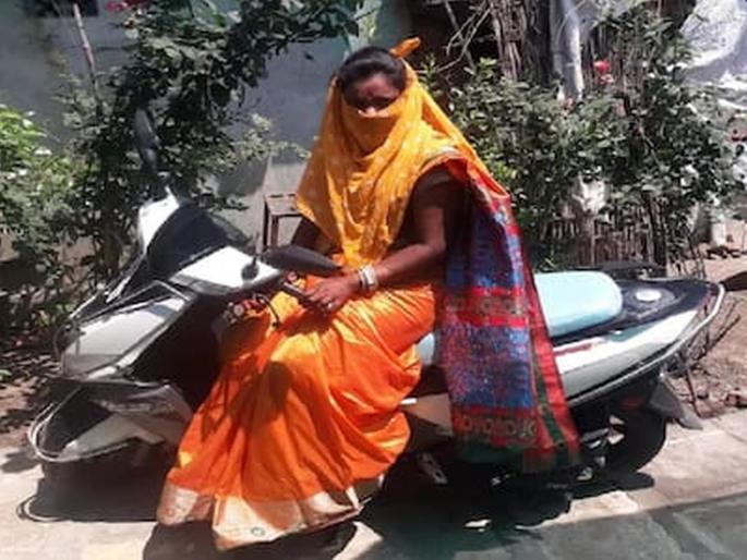 CoronaVirus: New Bride women scooter arrives in the lockdown and get married vrd | CoronaVirus: लॉकडाऊनमध्ये नववधू स्कूटरने पोहोचली मंडपात अन् झालं असं काही...