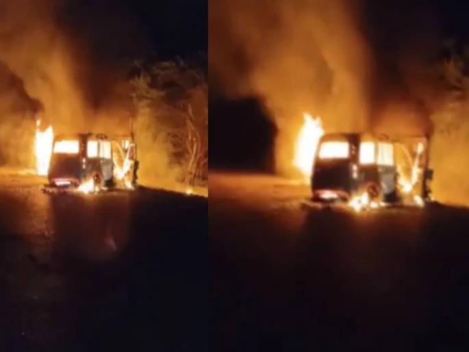 After Jaisalmer, a terrible accident occurred in Barmer, Scorpio hit a trailer, four people died due to fire | जैसलमेरनंतर बाडमेरमध्ये भीषण अपघात, ट्रेलरला स्कॉर्पिओ धडकली, आग लागल्याने चार जणांचा मृत्यू After Jaisalmer, a terrible accident occurred in Barmer, Scorpio hit a trailer, four people died due to fire | जैसलमेरनंतर बाडमेरमध्ये भीषण अपघात, ट्रेलरला स्कॉर्पिओ धडकली, आग लागल्याने चार जणांचा मृत्यू