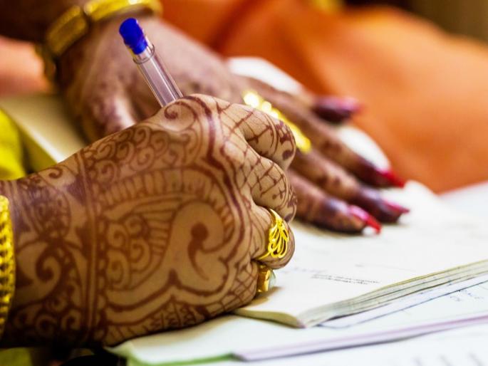In Uttar Pradesh Mother of 4 children gets married to 24-year-old man in court | ४ मुलांच्या आईनं २४ वर्षाच्या युवकाशी केलं कोर्ट मॅरेज; पतीनं सोडला सुटकेचा नि:श्वास, म्हणाला... In Uttar Pradesh Mother of 4 children gets married to 24-year-old man in court | ४ मुलांच्या आईनं २४ वर्षाच्या युवकाशी केलं कोर्ट मॅरेज; पतीनं सोडला सुटकेचा नि:श्वास, म्हणाला...