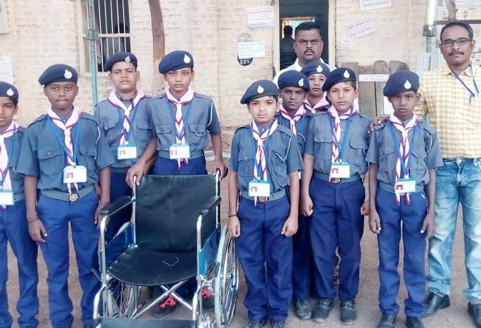 Service of democracy by student volunteers | विद्यार्थी स्वयंसेवकांकडून लोकशाहीची सेवा Service of democracy by student volunteers | विद्यार्थी स्वयंसेवकांकडून लोकशाहीची सेवा