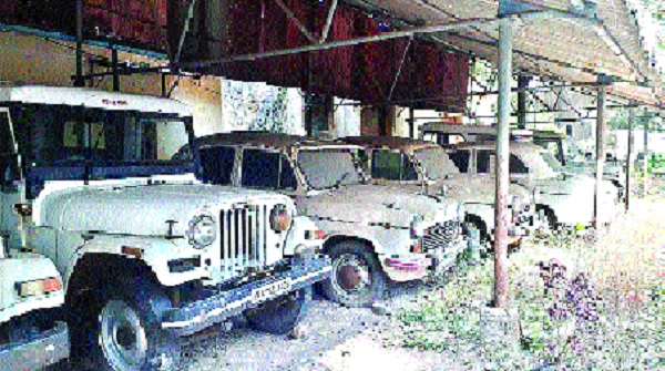 Lots of Koyanee vehicles: The current downstream disaster | कोयनेच्या अनेक वाहनांचा खुळखुळा : चालू वाहनांचीही दुरवस्था Lots of Koyanee vehicles: The current downstream disaster | कोयनेच्या अनेक वाहनांचा खुळखुळा : चालू वाहनांचीही दुरवस्था