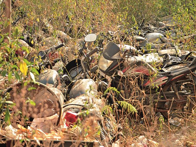 Vehicles worth lakhs of rupees are deteriorating and rotting in police stations in Chhatrapati Sambhaji Nagar! | छत्रपती संभाजीनगरातील पोलिस ठाण्यांमध्ये खराब होताहेत, सडताहेत लाखो रुपयांची वाहने! Vehicles worth lakhs of rupees are deteriorating and rotting in police stations in Chhatrapati Sambhaji Nagar! | छत्रपती संभाजीनगरातील पोलिस ठाण्यांमध्ये खराब होताहेत, सडताहेत लाखो रुपयांची वाहने!