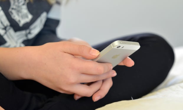 Danger of 22 minutes per hour on the screen | स्क्रीनवर दर एका तासामागे २२ मिनिटांचा धोका Danger of 22 minutes per hour on the screen | स्क्रीनवर दर एका तासामागे २२ मिनिटांचा धोका